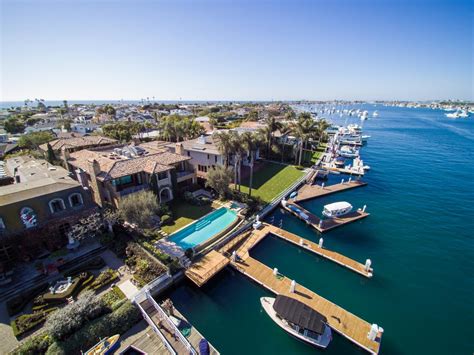 Auto magnate Fletcher Jones’ Balboa Peninsula house hits .